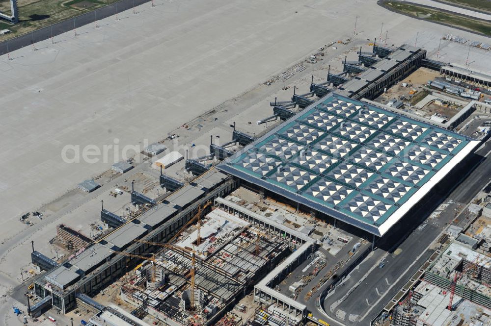 Schönefeld from the bird's eye view: Baustelle des neuen Terminals am Flughafen Schönefeld (BBI). Der neue Terminal wird südlich des jetzigen Flughafens Berlin- Schönefeld errichtet. Ausführende Firmen: Hochtief AG; EUROVIA Beton; PORR; BERGER Bau; Karl Weiss; Matthai; Schäler Bau Berlin GmbH; STRABAG; Construction area of the new terminal at Schönefeld Airport (BBI). The new terminal is in the south of the airport Berlin-Schoenefeld quality built. Exporting companies: Hochtief AG; EUROVIA Beton; PORR; BERGER Bau; Karl Weiss; Matthai; Schäler Bau Berlin GmbH; STRABAG;