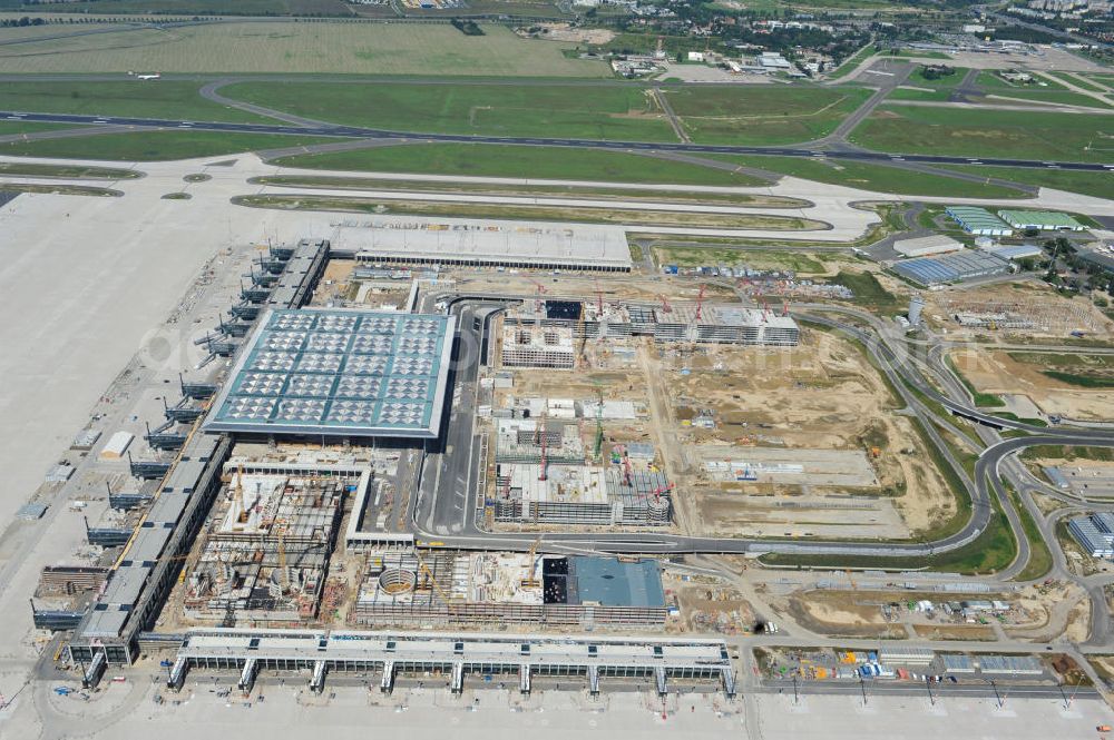 Aerial image Schönefeld - Baustelle des neuen Terminals am Flughafen Schönefeld (BBI). Der neue Terminal wird südlich des jetzigen Flughafens Berlin- Schönefeld errichtet. Ausführende Firmen: Hochtief AG; EUROVIA Beton; PORR; BERGER Bau; Karl Weiss; Matthai; Schäler Bau Berlin GmbH; STRABAG; Construction area of the new terminal at Schönefeld Airport (BBI). The new terminal is in the south of the airport Berlin-Schoenefeld quality built. Exporting companies: Hochtief AG; EUROVIA Beton; PORR; BERGER Bau; Karl Weiss; Matthai; Schäler Bau Berlin GmbH; STRABAG;