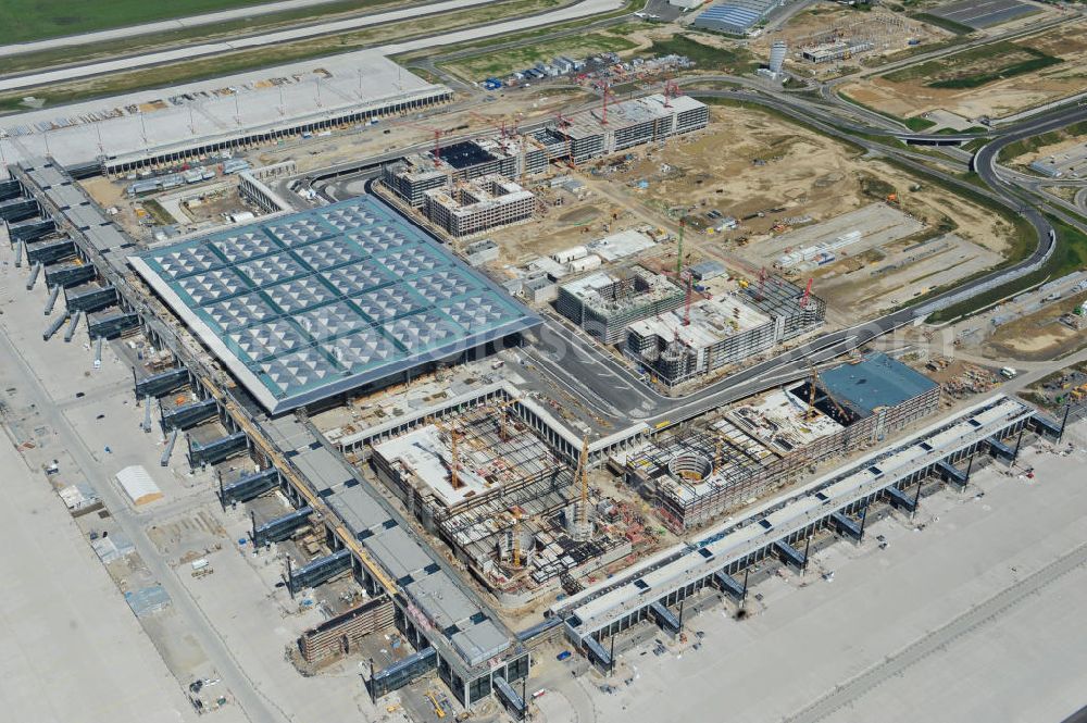 Schönefeld from above - Baustelle des neuen Terminals am Flughafen Schönefeld (BBI). Der neue Terminal wird südlich des jetzigen Flughafens Berlin- Schönefeld errichtet. Ausführende Firmen: Hochtief AG; EUROVIA Beton; PORR; BERGER Bau; Karl Weiss; Matthai; Schäler Bau Berlin GmbH; STRABAG; Construction area of the new terminal at Schönefeld Airport (BBI). The new terminal is in the south of the airport Berlin-Schoenefeld quality built. Exporting companies: Hochtief AG; EUROVIA Beton; PORR; BERGER Bau; Karl Weiss; Matthai; Schäler Bau Berlin GmbH; STRABAG;