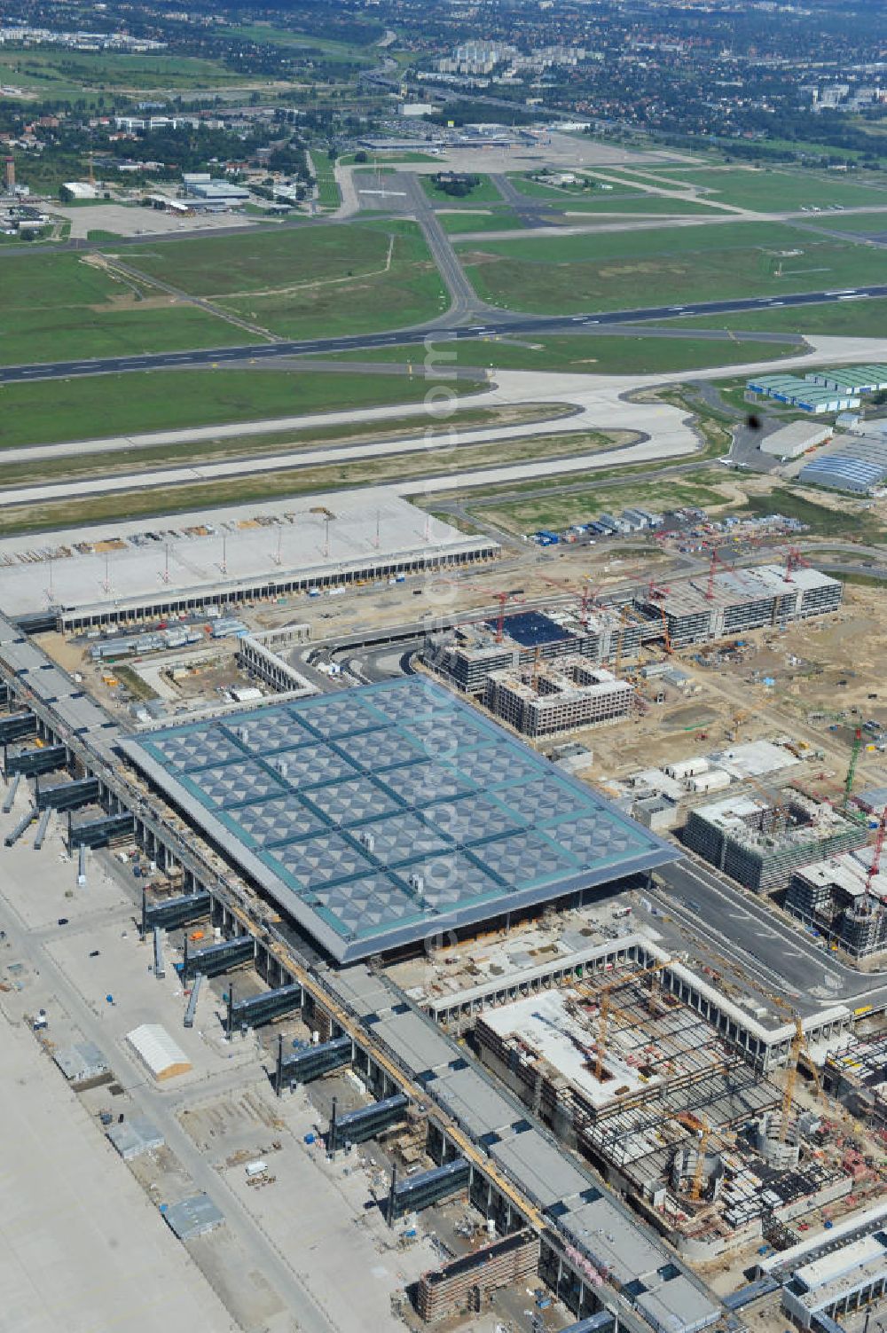 Aerial image Schönefeld - Baustelle des neuen Terminals am Flughafen Schönefeld (BBI). Der neue Terminal wird südlich des jetzigen Flughafens Berlin- Schönefeld errichtet. Ausführende Firmen: Hochtief AG; EUROVIA Beton; PORR; BERGER Bau; Karl Weiss; Matthai; Schäler Bau Berlin GmbH; STRABAG; Construction area of the new terminal at Schönefeld Airport (BBI). The new terminal is in the south of the airport Berlin-Schoenefeld quality built. Exporting companies: Hochtief AG; EUROVIA Beton; PORR; BERGER Bau; Karl Weiss; Matthai; Schäler Bau Berlin GmbH; STRABAG;