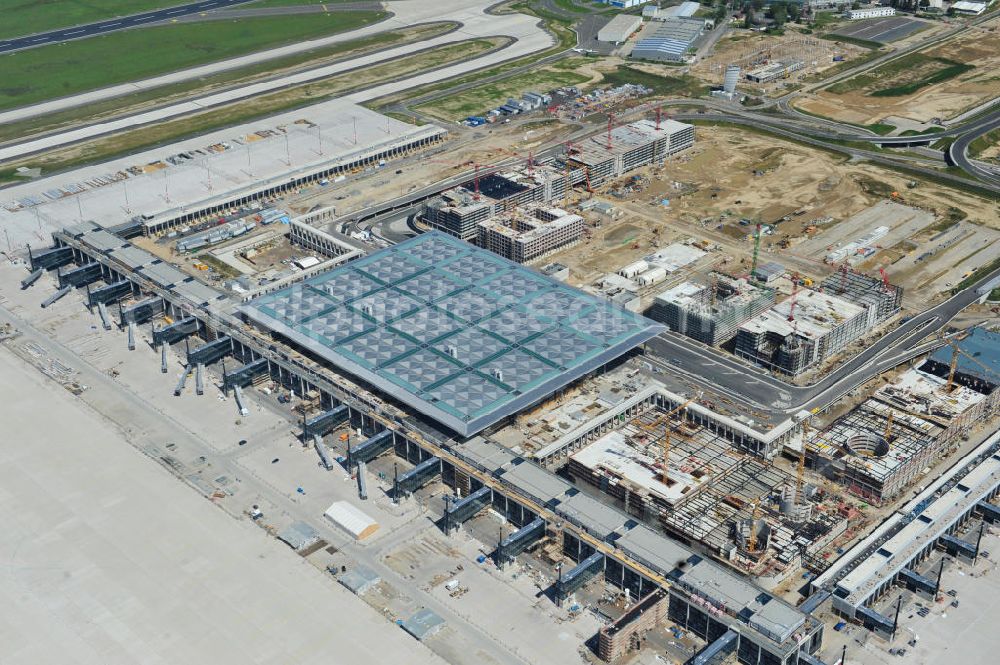 Schönefeld from above - Baustelle des neuen Terminals am Flughafen Schönefeld (BBI). Der neue Terminal wird südlich des jetzigen Flughafens Berlin- Schönefeld errichtet. Ausführende Firmen: Hochtief AG; EUROVIA Beton; PORR; BERGER Bau; Karl Weiss; Matthai; Schäler Bau Berlin GmbH; STRABAG; Construction area of the new terminal at Schönefeld Airport (BBI). The new terminal is in the south of the airport Berlin-Schoenefeld quality built. Exporting companies: Hochtief AG; EUROVIA Beton; PORR; BERGER Bau; Karl Weiss; Matthai; Schäler Bau Berlin GmbH; STRABAG;