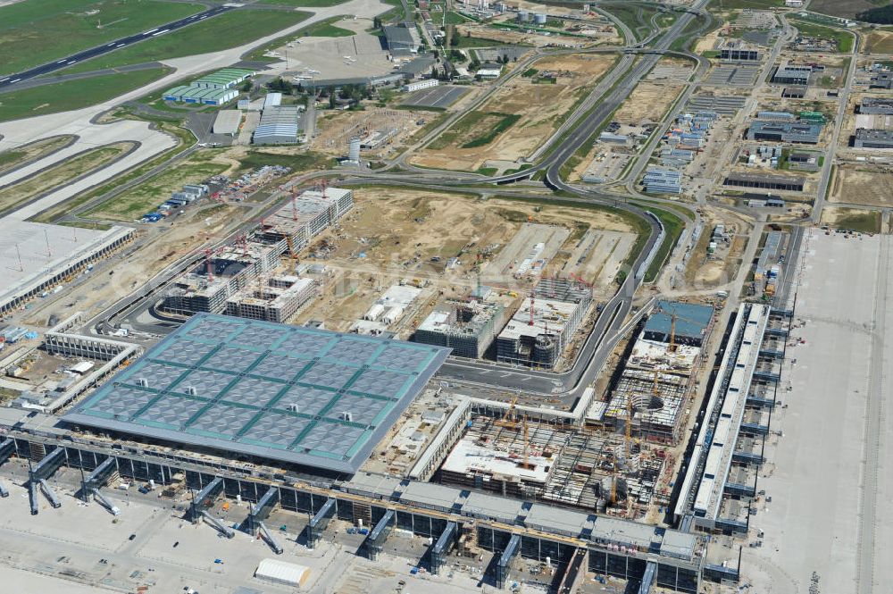 Schönefeld from the bird's eye view: Baustelle des neuen Terminals am Flughafen Schönefeld (BBI). Der neue Terminal wird südlich des jetzigen Flughafens Berlin- Schönefeld errichtet. Ausführende Firmen: Hochtief AG; EUROVIA Beton; PORR; BERGER Bau; Karl Weiss; Matthai; Schäler Bau Berlin GmbH; STRABAG; Construction area of the new terminal at Schönefeld Airport (BBI). The new terminal is in the south of the airport Berlin-Schoenefeld quality built. Exporting companies: Hochtief AG; EUROVIA Beton; PORR; BERGER Bau; Karl Weiss; Matthai; Schäler Bau Berlin GmbH; STRABAG;