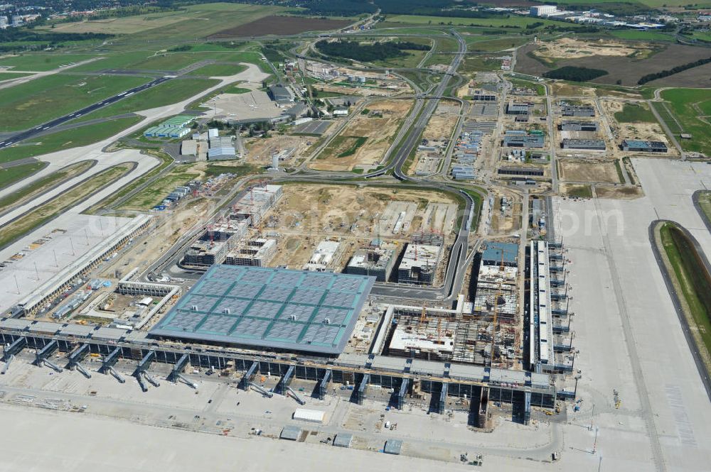 Aerial image Schönefeld - Baustelle des neuen Terminals am Flughafen Schönefeld (BBI). Der neue Terminal wird südlich des jetzigen Flughafens Berlin- Schönefeld errichtet. Ausführende Firmen: Hochtief AG; EUROVIA Beton; PORR; BERGER Bau; Karl Weiss; Matthai; Schäler Bau Berlin GmbH; STRABAG; Construction area of the new terminal at Schönefeld Airport (BBI). The new terminal is in the south of the airport Berlin-Schoenefeld quality built. Exporting companies: Hochtief AG; EUROVIA Beton; PORR; BERGER Bau; Karl Weiss; Matthai; Schäler Bau Berlin GmbH; STRABAG;