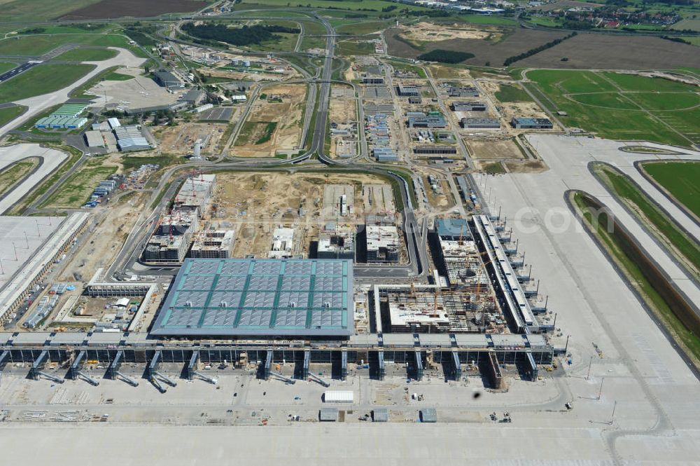 Aerial photograph Schönefeld - Baustelle des neuen Terminals am Flughafen Schönefeld (BBI). Der neue Terminal wird südlich des jetzigen Flughafens Berlin- Schönefeld errichtet. Ausführende Firmen: Hochtief AG; EUROVIA Beton; PORR; BERGER Bau; Karl Weiss; Matthai; Schäler Bau Berlin GmbH; STRABAG; Construction area of the new terminal at Schönefeld Airport (BBI). The new terminal is in the south of the airport Berlin-Schoenefeld quality built. Exporting companies: Hochtief AG; EUROVIA Beton; PORR; BERGER Bau; Karl Weiss; Matthai; Schäler Bau Berlin GmbH; STRABAG;