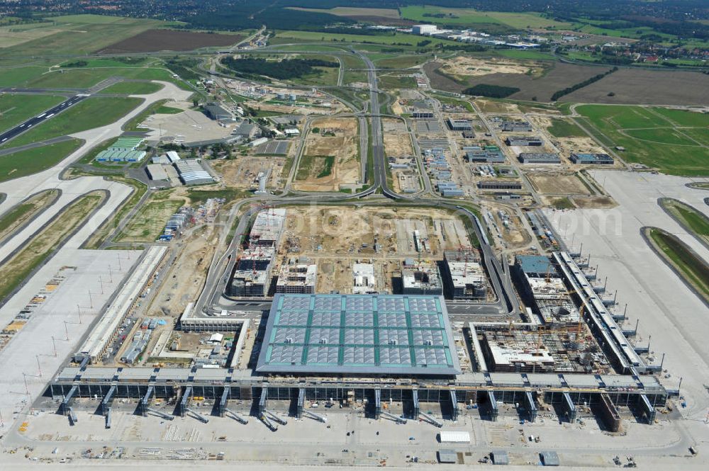 Schönefeld from above - Baustelle des neuen Terminals am Flughafen Schönefeld (BBI). Der neue Terminal wird südlich des jetzigen Flughafens Berlin- Schönefeld errichtet. Ausführende Firmen: Hochtief AG; EUROVIA Beton; PORR; BERGER Bau; Karl Weiss; Matthai; Schäler Bau Berlin GmbH; STRABAG; Construction area of the new terminal at Schönefeld Airport (BBI). The new terminal is in the south of the airport Berlin-Schoenefeld quality built. Exporting companies: Hochtief AG; EUROVIA Beton; PORR; BERGER Bau; Karl Weiss; Matthai; Schäler Bau Berlin GmbH; STRABAG;