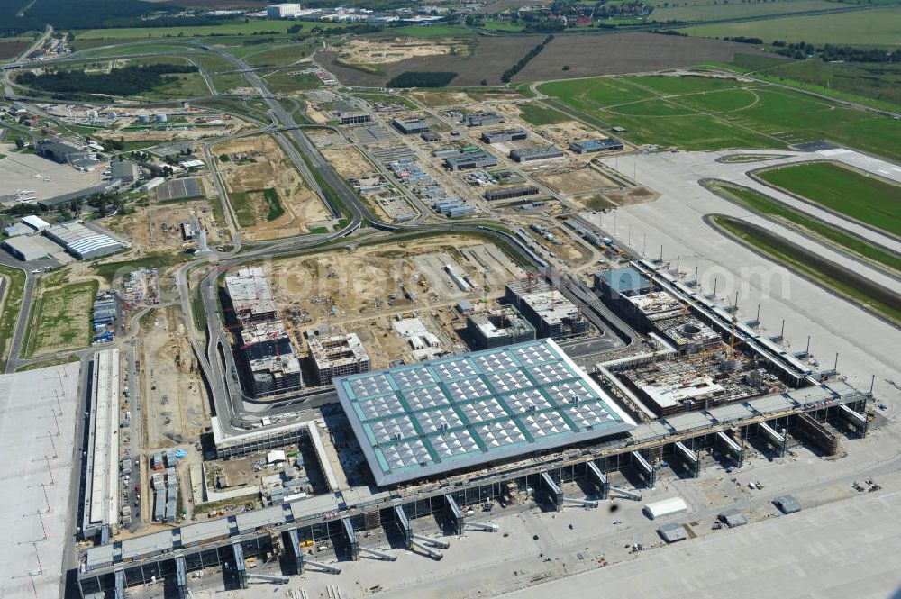 Schönefeld from the bird's eye view: Baustelle des neuen Terminals am Flughafen Schönefeld (BBI). Der neue Terminal wird südlich des jetzigen Flughafens Berlin- Schönefeld errichtet. Ausführende Firmen: Hochtief AG; EUROVIA Beton; PORR; BERGER Bau; Karl Weiss; Matthai; Schäler Bau Berlin GmbH; STRABAG; Construction area of the new terminal at Schönefeld Airport (BBI). The new terminal is in the south of the airport Berlin-Schoenefeld quality built. Exporting companies: Hochtief AG; EUROVIA Beton; PORR; BERGER Bau; Karl Weiss; Matthai; Schäler Bau Berlin GmbH; STRABAG;