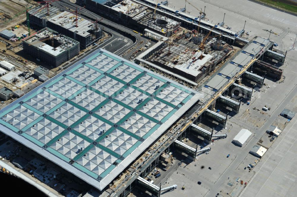 Aerial image Schönefeld - Baustelle des neuen Terminals am Flughafen Schönefeld (BBI). Der neue Terminal wird südlich des jetzigen Flughafens Berlin- Schönefeld errichtet. Ausführende Firmen: Hochtief AG; EUROVIA Beton; PORR; BERGER Bau; Karl Weiss; Matthai; Schäler Bau Berlin GmbH; STRABAG; Construction area of the new terminal at Schönefeld Airport (BBI). The new terminal is in the south of the airport Berlin-Schoenefeld quality built. Exporting companies: Hochtief AG; EUROVIA Beton; PORR; BERGER Bau; Karl Weiss; Matthai; Schäler Bau Berlin GmbH; STRABAG;