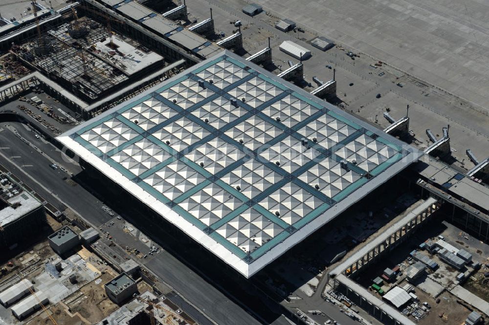 Aerial photograph Schönefeld - Baustelle des neuen Terminals am Flughafen Schönefeld (BBI). Der neue Terminal wird südlich des jetzigen Flughafens Berlin- Schönefeld errichtet. Ausführende Firmen: Hochtief AG; EUROVIA Beton; PORR; BERGER Bau; Karl Weiss; Matthai; Schäler Bau Berlin GmbH; STRABAG; Construction area of the new terminal at Schönefeld Airport (BBI). The new terminal is in the south of the airport Berlin-Schoenefeld quality built. Exporting companies: Hochtief AG; EUROVIA Beton; PORR; BERGER Bau; Karl Weiss; Matthai; Schäler Bau Berlin GmbH; STRABAG;