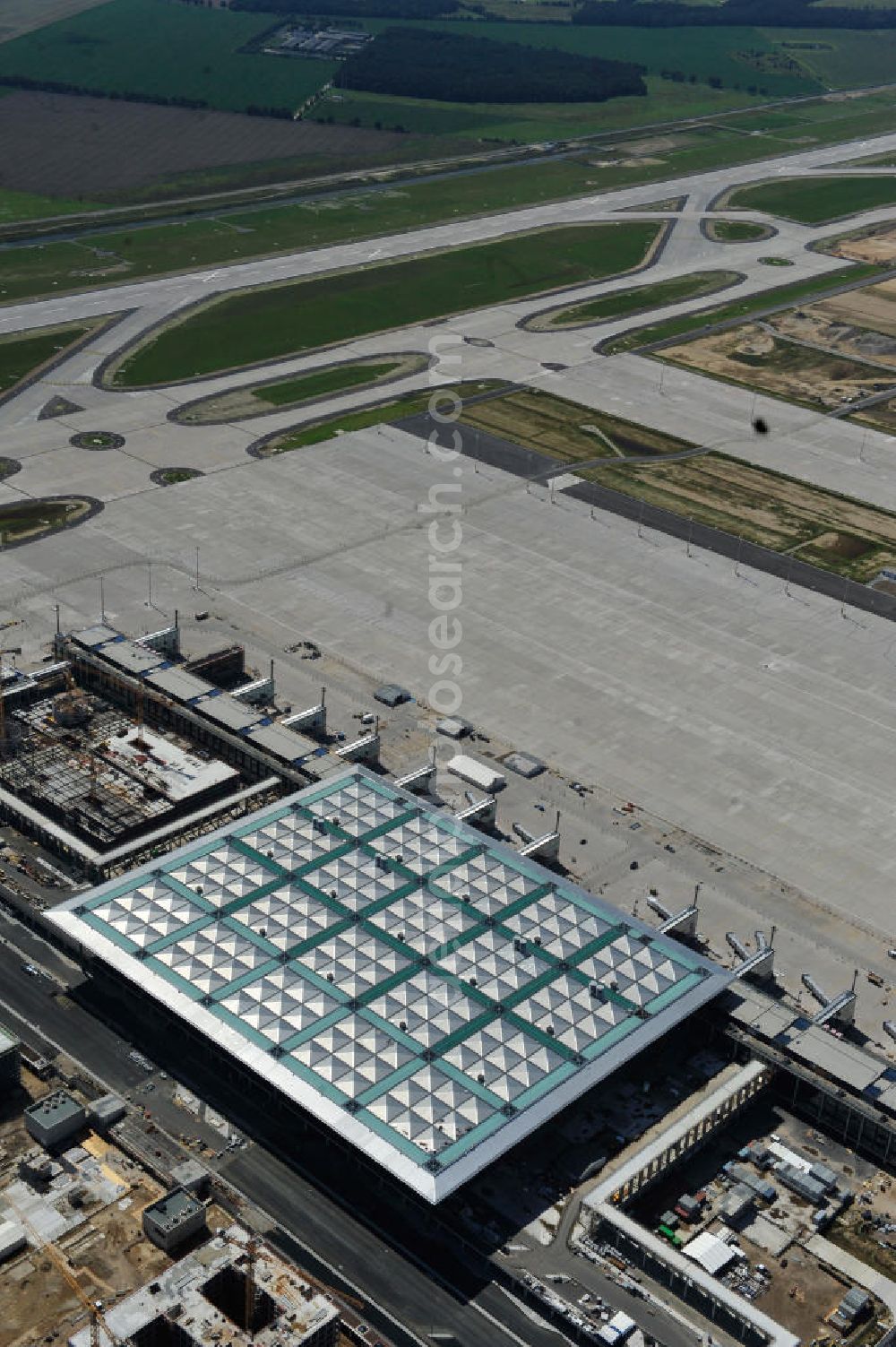 Schönefeld from above - Baustelle des neuen Terminals am Flughafen Schönefeld (BBI). Der neue Terminal wird südlich des jetzigen Flughafens Berlin- Schönefeld errichtet. Ausführende Firmen: Hochtief AG; EUROVIA Beton; PORR; BERGER Bau; Karl Weiss; Matthai; Schäler Bau Berlin GmbH; STRABAG; Construction area of the new terminal at Schönefeld Airport (BBI). The new terminal is in the south of the airport Berlin-Schoenefeld quality built. Exporting companies: Hochtief AG; EUROVIA Beton; PORR; BERGER Bau; Karl Weiss; Matthai; Schäler Bau Berlin GmbH; STRABAG;