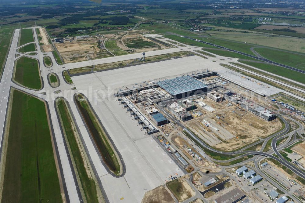 Aerial image Schönefeld - Baustelle des neuen Terminals am Flughafen Schönefeld (BBI). Der neue Terminal wird südlich des jetzigen Flughafens Berlin- Schönefeld errichtet. Ausführende Firmen: Hochtief AG; EUROVIA Beton; PORR; BERGER Bau; Karl Weiss; Matthai; Schäler Bau Berlin GmbH; STRABAG; Construction area of the new terminal at Schönefeld Airport (BBI). The new terminal is in the south of the airport Berlin-Schoenefeld quality built. Exporting companies: Hochtief AG; EUROVIA Beton; PORR; BERGER Bau; Karl Weiss; Matthai; Schäler Bau Berlin GmbH; STRABAG;