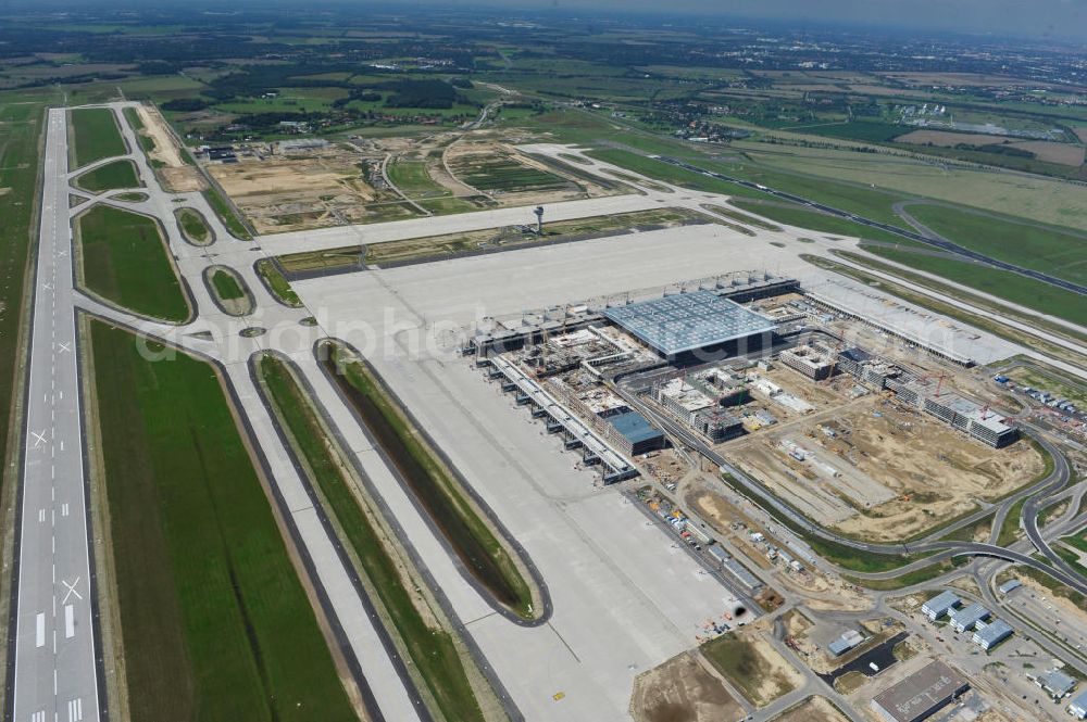 Aerial photograph Schönefeld - Baustelle des neuen Terminals am Flughafen Schönefeld (BBI). Der neue Terminal wird südlich des jetzigen Flughafens Berlin- Schönefeld errichtet. Ausführende Firmen: Hochtief AG; EUROVIA Beton; PORR; BERGER Bau; Karl Weiss; Matthai; Schäler Bau Berlin GmbH; STRABAG; Construction area of the new terminal at Schönefeld Airport (BBI). The new terminal is in the south of the airport Berlin-Schoenefeld quality built. Exporting companies: Hochtief AG; EUROVIA Beton; PORR; BERGER Bau; Karl Weiss; Matthai; Schäler Bau Berlin GmbH; STRABAG;