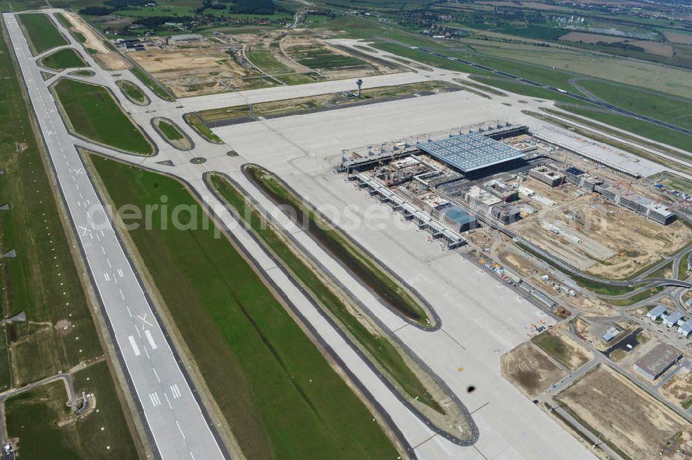 Schönefeld from above - Baustelle des neuen Terminals am Flughafen Schönefeld (BBI). Der neue Terminal wird südlich des jetzigen Flughafens Berlin- Schönefeld errichtet. Ausführende Firmen: Hochtief AG; EUROVIA Beton; PORR; BERGER Bau; Karl Weiss; Matthai; Schäler Bau Berlin GmbH; STRABAG; Construction area of the new terminal at Schönefeld Airport (BBI). The new terminal is in the south of the airport Berlin-Schoenefeld quality built. Exporting companies: Hochtief AG; EUROVIA Beton; PORR; BERGER Bau; Karl Weiss; Matthai; Schäler Bau Berlin GmbH; STRABAG;