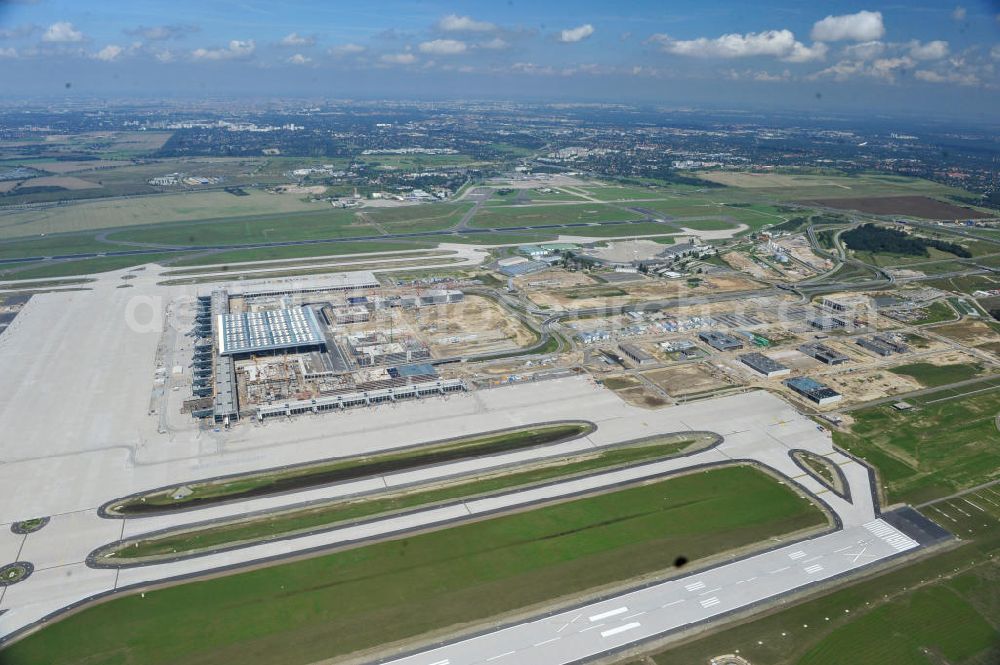 Aerial image Schönefeld - Baustelle des neuen Terminals am Flughafen Schönefeld (BBI). Der neue Terminal wird südlich des jetzigen Flughafens Berlin- Schönefeld errichtet. Ausführende Firmen: Hochtief AG; EUROVIA Beton; PORR; BERGER Bau; Karl Weiss; Matthai; Schäler Bau Berlin GmbH; STRABAG; Construction area of the new terminal at Schönefeld Airport (BBI). The new terminal is in the south of the airport Berlin-Schoenefeld quality built. Exporting companies: Hochtief AG; EUROVIA Beton; PORR; BERGER Bau; Karl Weiss; Matthai; Schäler Bau Berlin GmbH; STRABAG;