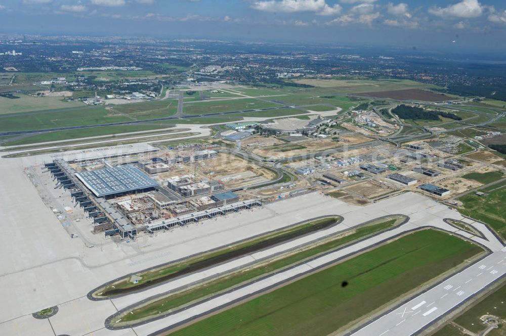 Aerial photograph Schönefeld - Baustelle des neuen Terminals am Flughafen Schönefeld (BBI). Der neue Terminal wird südlich des jetzigen Flughafens Berlin- Schönefeld errichtet. Ausführende Firmen: Hochtief AG; EUROVIA Beton; PORR; BERGER Bau; Karl Weiss; Matthai; Schäler Bau Berlin GmbH; STRABAG; Construction area of the new terminal at Schönefeld Airport (BBI). The new terminal is in the south of the airport Berlin-Schoenefeld quality built. Exporting companies: Hochtief AG; EUROVIA Beton; PORR; BERGER Bau; Karl Weiss; Matthai; Schäler Bau Berlin GmbH; STRABAG;