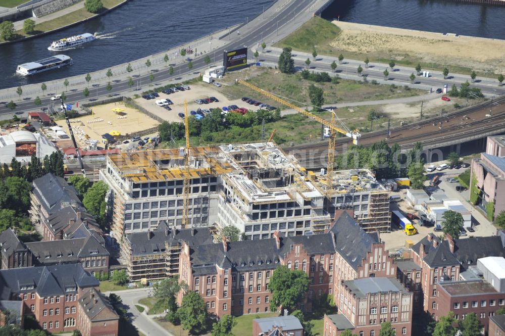 Aerial photograph Berlin - Auf dem Gelände der Universitätsklinik der Charité ensteht am Hauptbahnhof Berlin die neue Vorklinik und das Forschungszentrum für Neuro- und Immunwissenschaften. Der Abriss der alten Gebäude begann 2009. At the area of the university hospital Charité is since 2009 the research centre for neurology and immunity built.