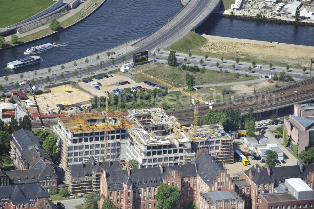 Berlin from above - Auf dem Gelände der Universitätsklinik der Charité ensteht am Hauptbahnhof Berlin die neue Vorklinik und das Forschungszentrum für Neuro- und Immunwissenschaften. Der Abriss der alten Gebäude begann 2009. At the area of the university hospital Charité is since 2009 the research centre for neurology and immunity built.