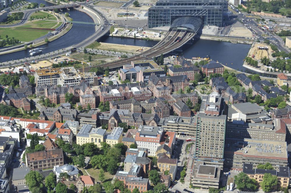 Berlin from the bird's eye view: Auf dem Gelände der Universitätsklinik der Charité ensteht am Hauptbahnhof Berlin die neue Vorklinik und das Forschungszentrum für Neuro- und Immunwissenschaften. Der Abriss der alten Gebäude begann 2009. At the area of the university hospital Charité is since 2009 the research centre for neurology and immunity built.