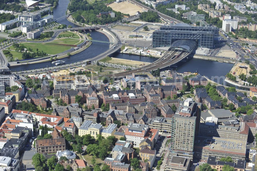 Aerial image Berlin - Auf dem Gelände der Universitätsklinik der Charité ensteht am Hauptbahnhof Berlin die neue Vorklinik und das Forschungszentrum für Neuro- und Immunwissenschaften. Der Abriss der alten Gebäude begann 2009. At the area of the university hospital Charité is since 2009 the research centre for neurology and immunity built.