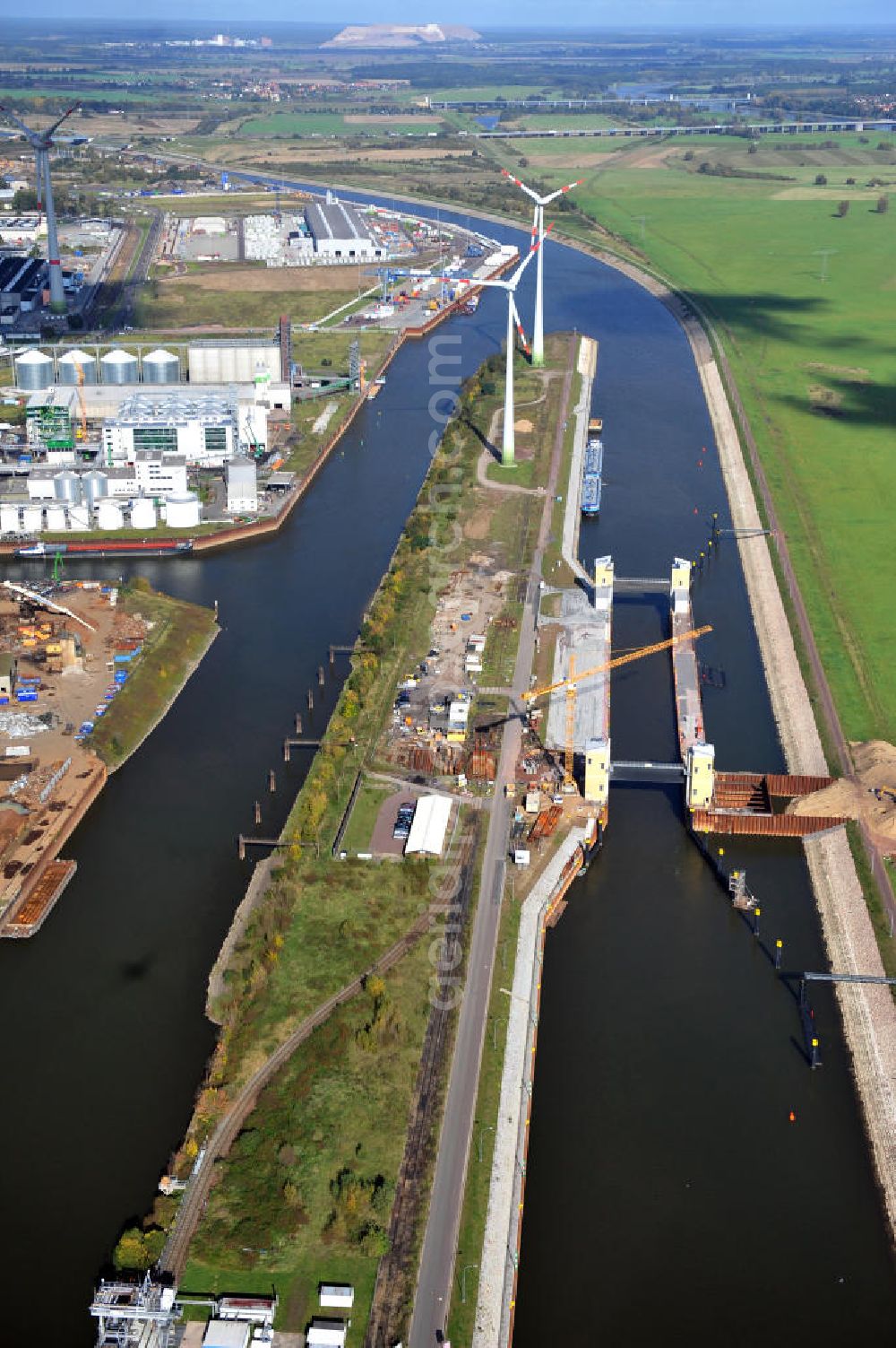 Aerial photograph Magdeburg - Baustelle an der Niedrigwasserschleuse Magdeburg im Rothenseer Verbindungskanal in Sachsen-Anhalt. Ein Projekt des WSV, Wasser- und Schifffahrtsverwaltung des Bundes. Construction site at the low water lock in the Drop-Canal Rothensee in Magdeburg, Saxony-Anhalt.