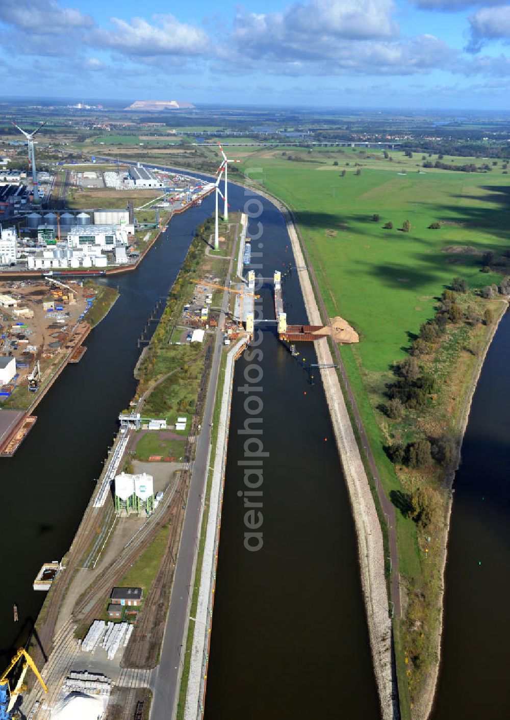 Aerial image Magdeburg - Baustelle an der Niedrigwasserschleuse Magdeburg im Rothenseer Verbindungskanal in Sachsen-Anhalt. Ein Projekt des WSV, Wasser- und Schifffahrtsverwaltung des Bundes. Construction site at the low water lock in the Drop-Canal Rothensee in Magdeburg, Saxony-Anhalt.