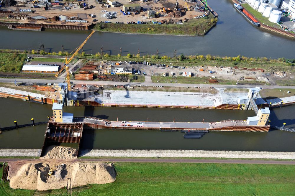 Magdeburg from the bird's eye view: Baustelle an der Niedrigwasserschleuse Magdeburg im Rothenseer Verbindungskanal in Sachsen-Anhalt. Ein Projekt des WSV, Wasser- und Schifffahrtsverwaltung des Bundes. Construction site at the low water lock in the Drop-Canal Rothensee in Magdeburg, Saxony-Anhalt.