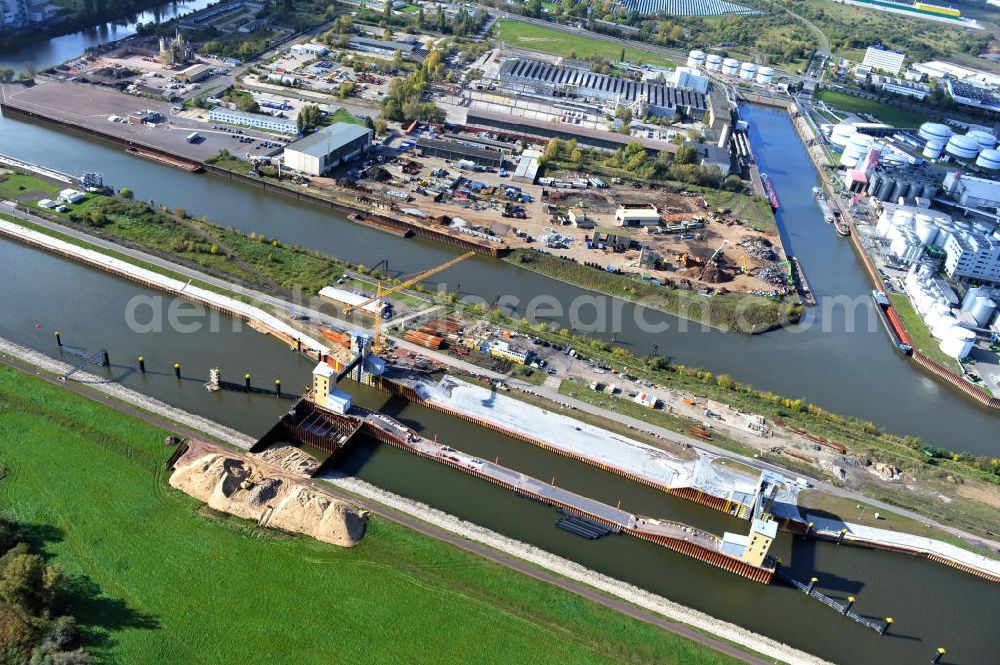 Aerial image Magdeburg - Baustelle an der Niedrigwasserschleuse Magdeburg im Rothenseer Verbindungskanal in Sachsen-Anhalt. Ein Projekt des WSV, Wasser- und Schifffahrtsverwaltung des Bundes. Construction site at the low water lock in the Drop-Canal Rothensee in Magdeburg, Saxony-Anhalt.