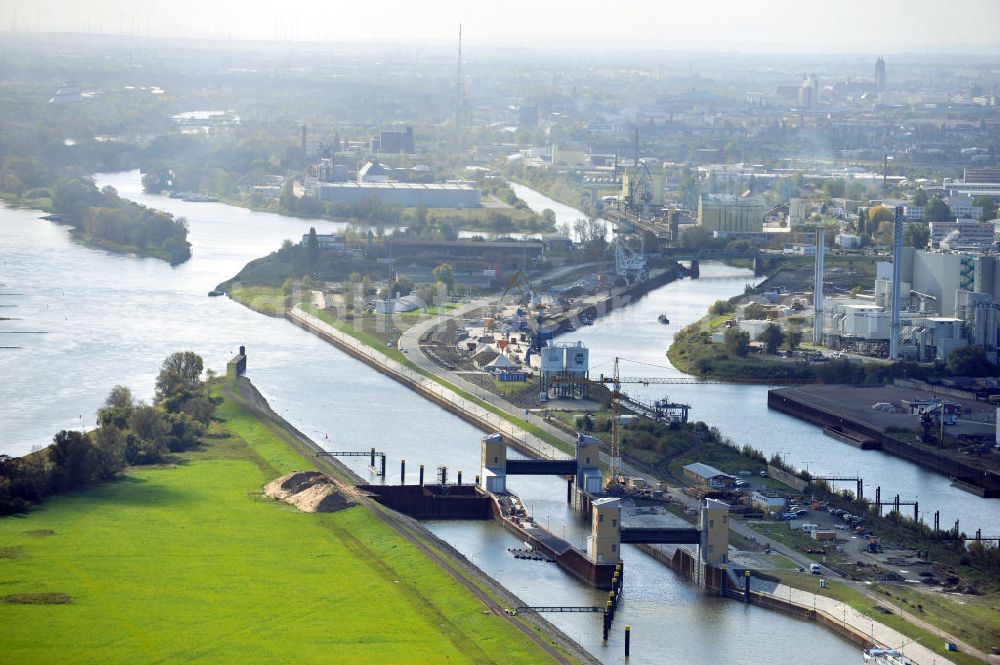 Aerial image Magdeburg - Baustelle an der Niedrigwasserschleuse Magdeburg im Rothenseer Verbindungskanal in Sachsen-Anhalt. Ein Projekt des WSV, Wasser- und Schifffahrtsverwaltung des Bundes. Construction site at the low water lock in the Drop-Canal Rothensee in Magdeburg, Saxony-Anhalt.