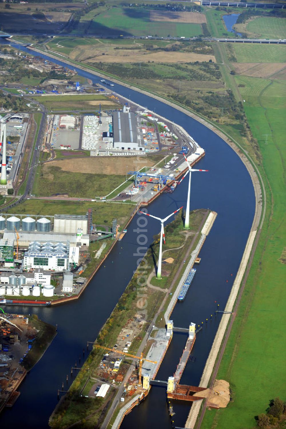 Magdeburg from the bird's eye view: Baustelle an der Niedrigwasserschleuse Magdeburg im Rothenseer Verbindungskanal in Sachsen-Anhalt. Ein Projekt des WSV, Wasser- und Schifffahrtsverwaltung des Bundes. Construction site at the low water lock in the Drop-Canal Rothensee in Magdeburg, Saxony-Anhalt.