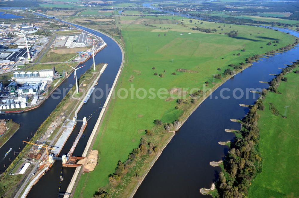 Magdeburg from the bird's eye view: Baustelle an der Niedrigwasserschleuse Magdeburg im Rothenseer Verbindungskanal in Sachsen-Anhalt. Ein Projekt des WSV, Wasser- und Schifffahrtsverwaltung des Bundes. Construction site at the low water lock in the Drop-Canal Rothensee in Magdeburg, Saxony-Anhalt.