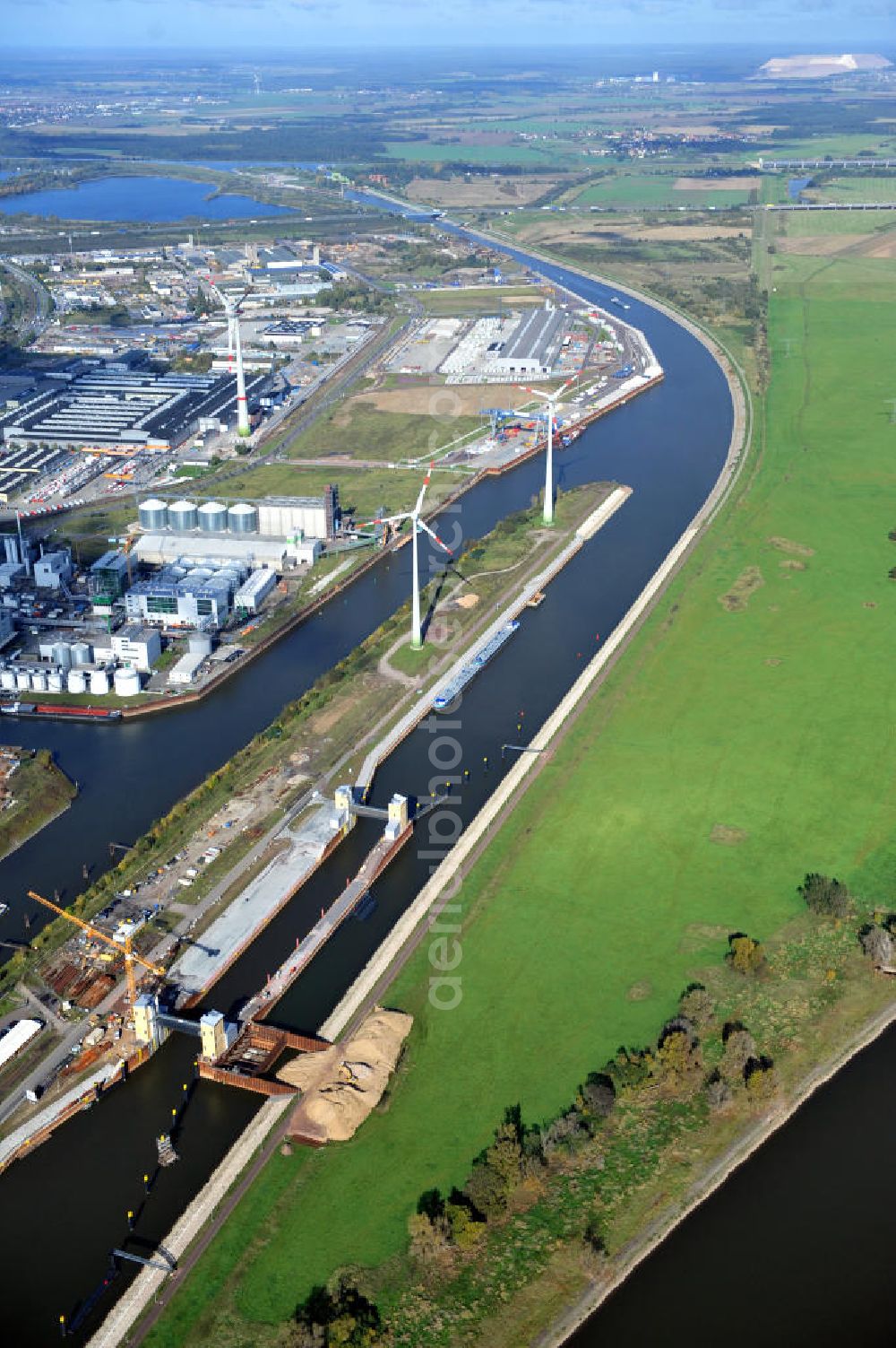 Aerial image Magdeburg - Baustelle an der Niedrigwasserschleuse Magdeburg im Rothenseer Verbindungskanal in Sachsen-Anhalt. Ein Projekt des WSV, Wasser- und Schifffahrtsverwaltung des Bundes. Construction site at the low water lock in the Drop-Canal Rothensee in Magdeburg, Saxony-Anhalt.