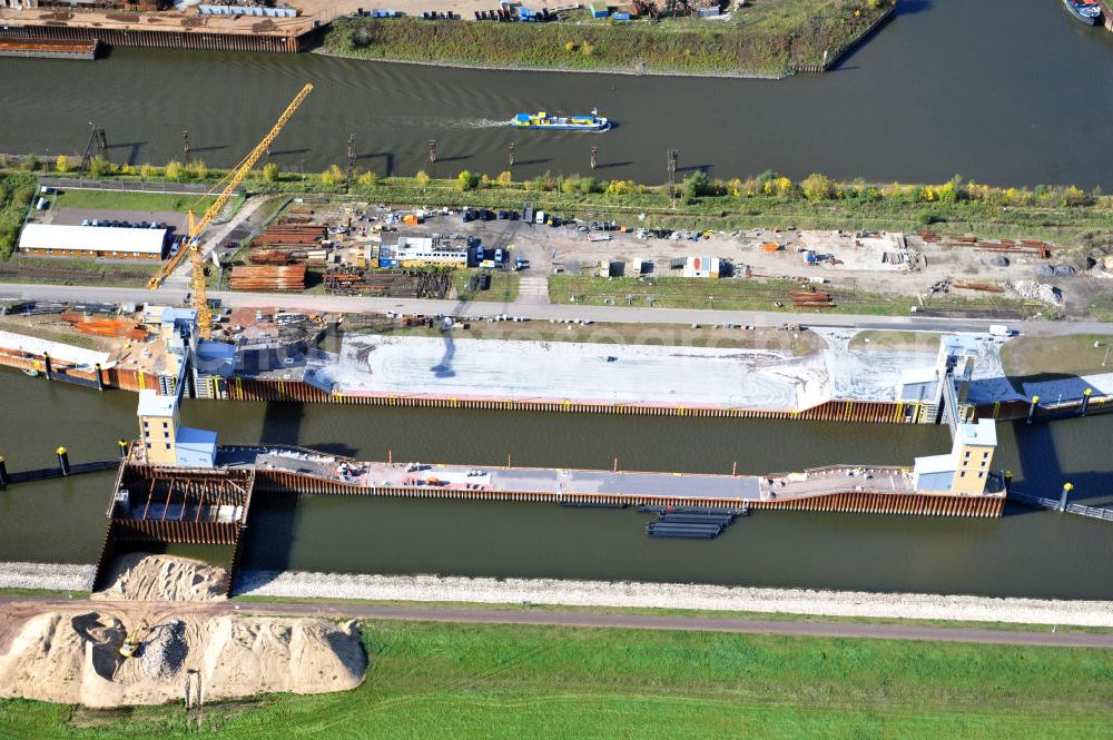 Aerial photograph Magdeburg - Baustelle an der Niedrigwasserschleuse Magdeburg im Rothenseer Verbindungskanal in Sachsen-Anhalt. Ein Projekt des WSV, Wasser- und Schifffahrtsverwaltung des Bundes. Construction site at the low water lock in the Drop-Canal Rothensee in Magdeburg, Saxony-Anhalt.