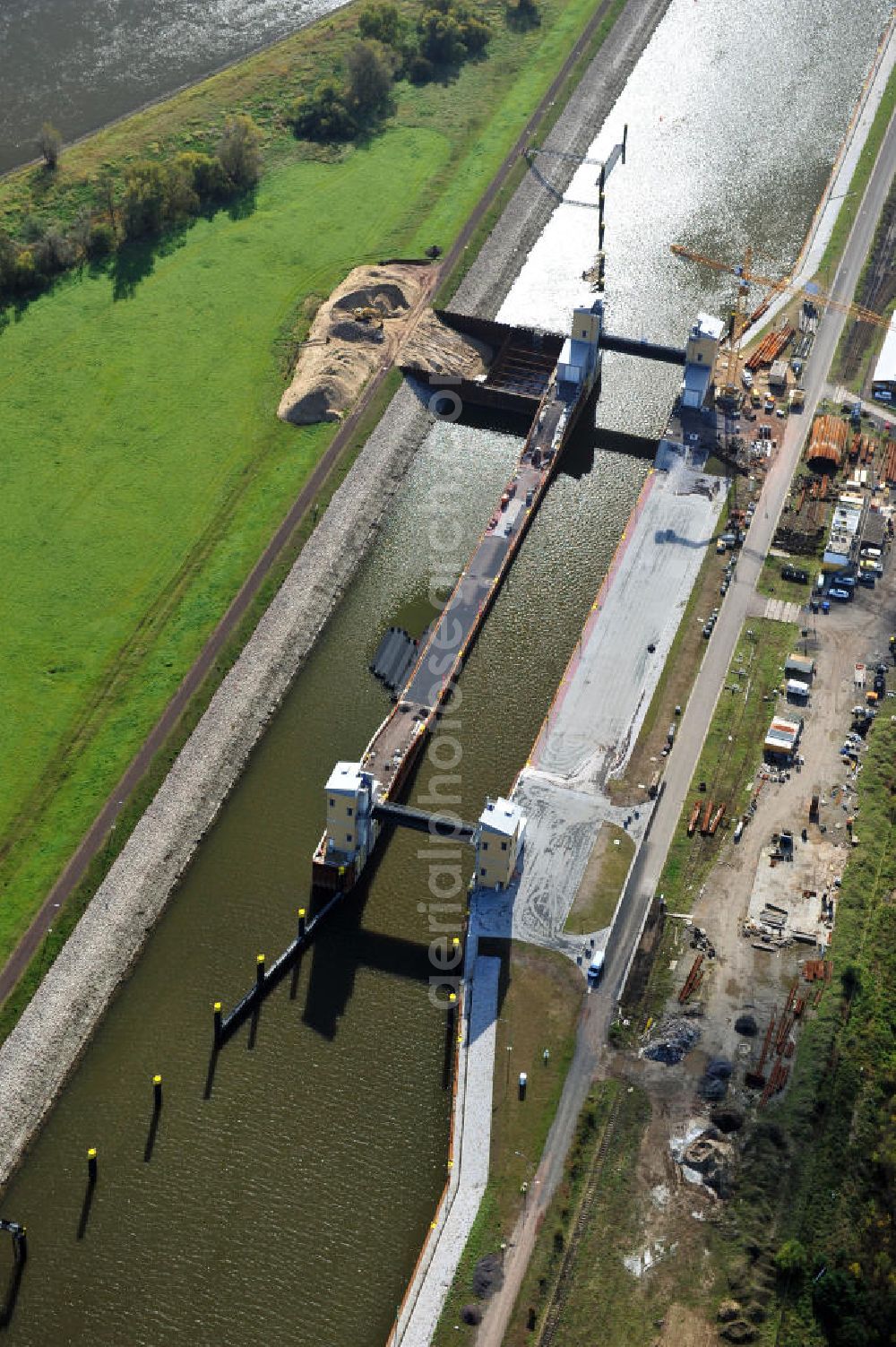 Aerial image Magdeburg - Baustelle an der Niedrigwasserschleuse Magdeburg im Rothenseer Verbindungskanal in Sachsen-Anhalt. Ein Projekt des WSV, Wasser- und Schifffahrtsverwaltung des Bundes. Construction site at the low water lock in the Drop-Canal Rothensee in Magdeburg, Saxony-Anhalt.