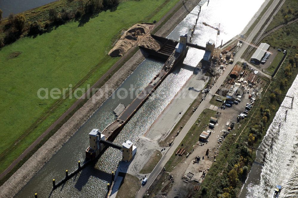 Aerial photograph Magdeburg - Baustelle an der Niedrigwasserschleuse Magdeburg im Rothenseer Verbindungskanal in Sachsen-Anhalt. Ein Projekt des WSV, Wasser- und Schifffahrtsverwaltung des Bundes. Construction site at the low water lock in the Drop-Canal Rothensee in Magdeburg, Saxony-Anhalt.