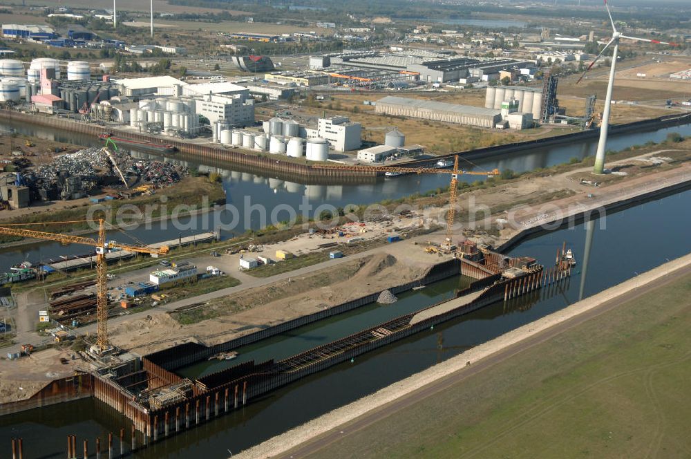 Magdeburg from the bird's eye view: Blick auf die Baustelle der Niedrigwasserschleuse an der Steinkopfinsel im Hafen Magdeburg an der Elbe. Umflossen wird die Steinkopfinsel im Osten von der Elbe und dem Abstiegskanal Rothensee, sowie im Westen vom Zweigkanal Magdeburg. Die Insel ist ca. 2,5 km lang und ca. 0,3 km breit (an der stärksten Stelle). Der Binnenhafen ist in vier Güterumschlagplätze eingeteilt, der Handelshafen, Industriehafen, Kanalhafen und der Hanseshafen. Das Gebiet verteilt sich über die Stadtteile Alte-Neustadt, Industriehafen und Gewerbegebiet Nord. Jedoch hat der Handelshafen für die Schiffahrt heute keine Bedeutung mehr, dieser Bereich wird stetig zum Wissenschaftsstandort umgebaut. Kontakt: Magdeburger Hafen GmbH, Saalestraße 20, 39126 Magdeburg, Tel. +49(0)391 5939-0, Fax +49(0)391 5616648, email: Logistik@magdeburg-hafen.de; Kontakt WSV: Wasserstraßen-Neubauamt Magdeburg, 39106 Magdeburg, Tel. +49(0)391 535-0, email: wna-magdeburg@wsv.bund.de