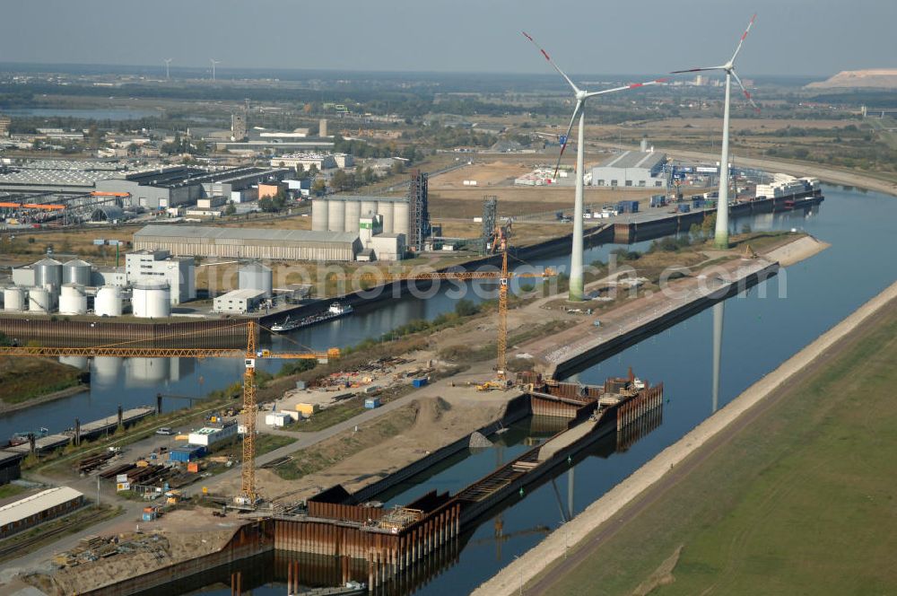 Aerial image Magdeburg - Blick auf die Baustelle der Niedrigwasserschleuse an der Steinkopfinsel im Hafen Magdeburg an der Elbe. Umflossen wird die Steinkopfinsel im Osten von der Elbe und dem Abstiegskanal Rothensee, sowie im Westen vom Zweigkanal Magdeburg. Die Insel ist ca. 2,5 km lang und ca. 0,3 km breit (an der stärksten Stelle). Der Binnenhafen ist in vier Güterumschlagplätze eingeteilt, der Handelshafen, Industriehafen, Kanalhafen und der Hanseshafen. Das Gebiet verteilt sich über die Stadtteile Alte-Neustadt, Industriehafen und Gewerbegebiet Nord. Jedoch hat der Handelshafen für die Schiffahrt heute keine Bedeutung mehr, dieser Bereich wird stetig zum Wissenschaftsstandort umgebaut. Kontakt: Magdeburger Hafen GmbH, Saalestraße 20, 39126 Magdeburg, Tel. +49(0)391 5939-0, Fax +49(0)391 5616648, email: Logistik@magdeburg-hafen.de; Kontakt WSV: Wasserstraßen-Neubauamt Magdeburg, 39106 Magdeburg, Tel. +49(0)391 535-0, email: wna-magdeburg@wsv.bund.de