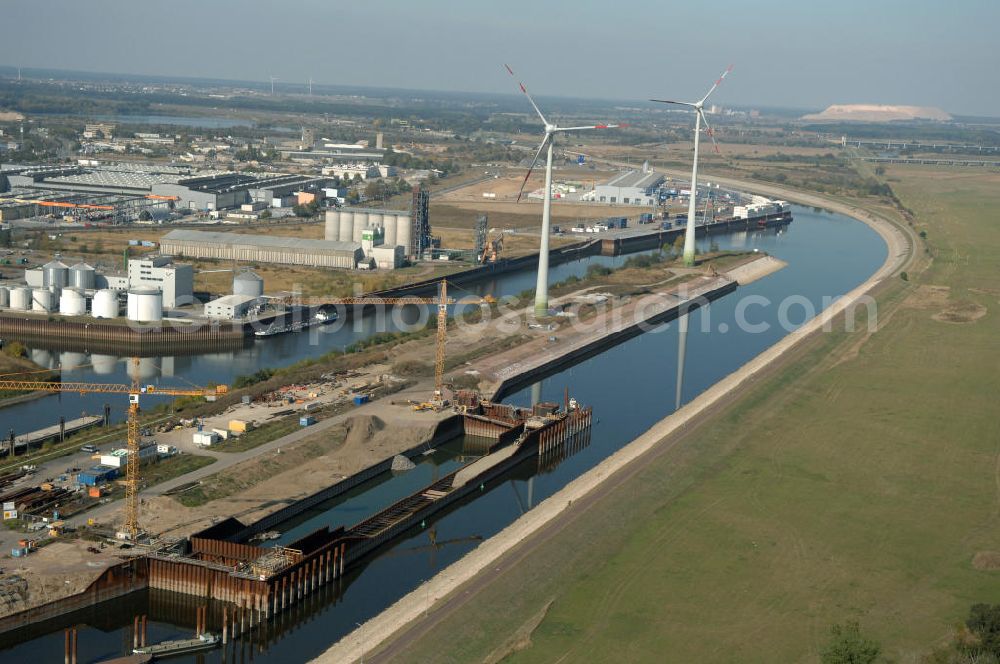 Aerial photograph Magdeburg - Blick auf die Baustelle der Niedrigwasserschleuse an der Steinkopfinsel im Hafen Magdeburg an der Elbe. Umflossen wird die Steinkopfinsel im Osten von der Elbe und dem Abstiegskanal Rothensee, sowie im Westen vom Zweigkanal Magdeburg. Die Insel ist ca. 2,5 km lang und ca. 0,3 km breit (an der stärksten Stelle). Der Binnenhafen ist in vier Güterumschlagplätze eingeteilt, der Handelshafen, Industriehafen, Kanalhafen und der Hanseshafen. Das Gebiet verteilt sich über die Stadtteile Alte-Neustadt, Industriehafen und Gewerbegebiet Nord. Jedoch hat der Handelshafen für die Schiffahrt heute keine Bedeutung mehr, dieser Bereich wird stetig zum Wissenschaftsstandort umgebaut. Kontakt: Magdeburger Hafen GmbH, Saalestraße 20, 39126 Magdeburg, Tel. +49(0)391 5939-0, Fax +49(0)391 5616648, email: Logistik@magdeburg-hafen.de; Kontakt WSV: Wasserstraßen-Neubauamt Magdeburg, 39106 Magdeburg, Tel. +49(0)391 535-0, email: wna-magdeburg@wsv.bund.de