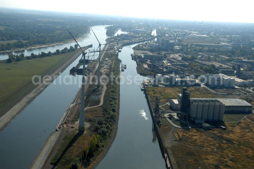 Magdeburg from the bird's eye view: Blick auf die Baustelle der Niedrigwasserschleuse an der Steinkopfinsel im Hafen Magdeburg an der Elbe. Umflossen wird die Steinkopfinsel im Osten von der Elbe und dem Abstiegskanal Rothensee, sowie im Westen vom Zweigkanal Magdeburg. Die Insel ist ca. 2,5 km lang und ca. 0,3 km breit (an der stärksten Stelle). Der Binnenhafen ist in vier Güterumschlagplätze eingeteilt, der Handelshafen, Industriehafen, Kanalhafen und der Hanseshafen. Das Gebiet verteilt sich über die Stadtteile Alte-Neustadt, Industriehafen und Gewerbegebiet Nord. Jedoch hat der Handelshafen für die Schiffahrt heute keine Bedeutung mehr, dieser Bereich wird stetig zum Wissenschaftsstandort umgebaut. Kontakt: Magdeburger Hafen GmbH, Saalestraße 20, 39126 Magdeburg, Tel. +49(0)391 5939-0, Fax +49(0)391 5616648, email: Logistik@magdeburg-hafen.de; Kontakt WSV: Wasserstraßen-Neubauamt Magdeburg, 39106 Magdeburg, Tel. +49(0)391 535-0, email: wna-magdeburg@wsv.bund.de