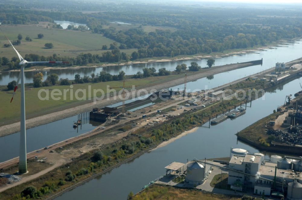 Aerial image Magdeburg - Blick auf die Baustelle der Niedrigwasserschleuse an der Steinkopfinsel im Hafen Magdeburg an der Elbe. Umflossen wird die Steinkopfinsel im Osten von der Elbe und dem Abstiegskanal Rothensee, sowie im Westen vom Zweigkanal Magdeburg. Die Insel ist ca. 2,5 km lang und ca. 0,3 km breit (an der stärksten Stelle). Der Binnenhafen ist in vier Güterumschlagplätze eingeteilt, der Handelshafen, Industriehafen, Kanalhafen und der Hanseshafen. Das Gebiet verteilt sich über die Stadtteile Alte-Neustadt, Industriehafen und Gewerbegebiet Nord. Jedoch hat der Handelshafen für die Schiffahrt heute keine Bedeutung mehr, dieser Bereich wird stetig zum Wissenschaftsstandort umgebaut. Kontakt: Magdeburger Hafen GmbH, Saalestraße 20, 39126 Magdeburg, Tel. +49(0)391 5939-0, Fax +49(0)391 5616648, email: Logistik@magdeburg-hafen.de; Kontakt WSV: Wasserstraßen-Neubauamt Magdeburg, 39106 Magdeburg, Tel. +49(0)391 535-0, email: wna-magdeburg@wsv.bund.de