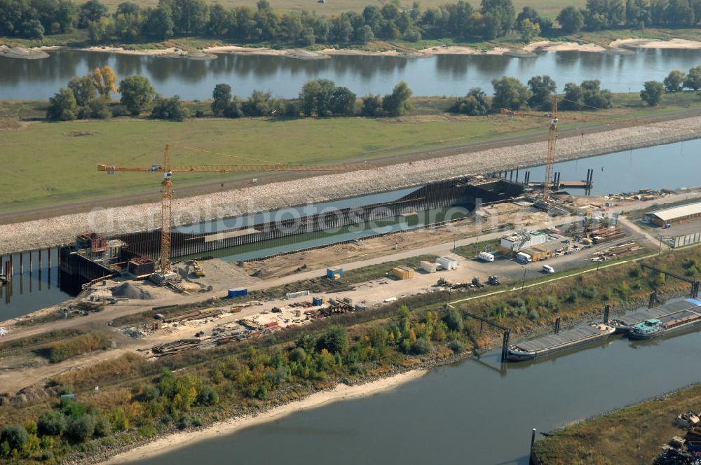 Aerial photograph Magdeburg - Blick auf die Baustelle der Niedrigwasserschleuse an der Steinkopfinsel im Hafen Magdeburg an der Elbe. Umflossen wird die Steinkopfinsel im Osten von der Elbe und dem Abstiegskanal Rothensee, sowie im Westen vom Zweigkanal Magdeburg. Die Insel ist ca. 2,5 km lang und ca. 0,3 km breit (an der stärksten Stelle). Der Binnenhafen ist in vier Güterumschlagplätze eingeteilt, der Handelshafen, Industriehafen, Kanalhafen und der Hanseshafen. Das Gebiet verteilt sich über die Stadtteile Alte-Neustadt, Industriehafen und Gewerbegebiet Nord. Jedoch hat der Handelshafen für die Schiffahrt heute keine Bedeutung mehr, dieser Bereich wird stetig zum Wissenschaftsstandort umgebaut. Kontakt: Magdeburger Hafen GmbH, Saalestraße 20, 39126 Magdeburg, Tel. +49(0)391 5939-0, Fax +49(0)391 5616648, email: Logistik@magdeburg-hafen.de; Kontakt WSV: Wasserstraßen-Neubauamt Magdeburg, 39106 Magdeburg, Tel. +49(0)391 535-0, email: wna-magdeburg@wsv.bund.de