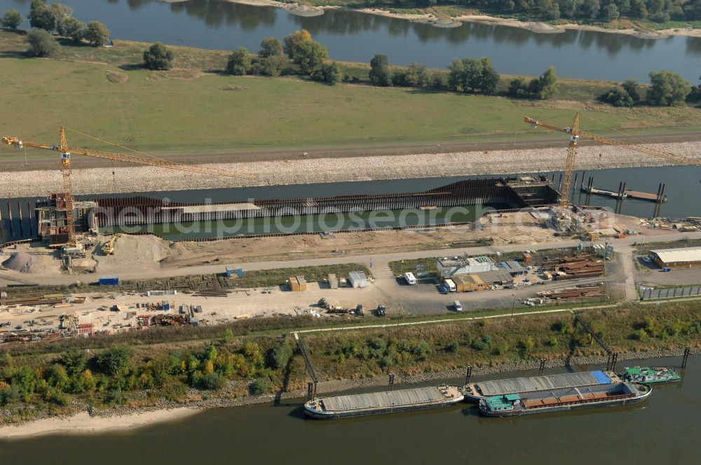 Magdeburg from the bird's eye view: Blick auf die Baustelle der Niedrigwasserschleuse an der Steinkopfinsel im Hafen Magdeburg an der Elbe. Umflossen wird die Steinkopfinsel im Osten von der Elbe und dem Abstiegskanal Rothensee, sowie im Westen vom Zweigkanal Magdeburg. Die Insel ist ca. 2,5 km lang und ca. 0,3 km breit (an der stärksten Stelle). Der Binnenhafen ist in vier Güterumschlagplätze eingeteilt, der Handelshafen, Industriehafen, Kanalhafen und der Hanseshafen. Das Gebiet verteilt sich über die Stadtteile Alte-Neustadt, Industriehafen und Gewerbegebiet Nord. Jedoch hat der Handelshafen für die Schiffahrt heute keine Bedeutung mehr, dieser Bereich wird stetig zum Wissenschaftsstandort umgebaut. Kontakt: Magdeburger Hafen GmbH, Saalestraße 20, 39126 Magdeburg, Tel. +49(0)391 5939-0, Fax +49(0)391 5616648, email: Logistik@magdeburg-hafen.de; Kontakt WSV: Wasserstraßen-Neubauamt Magdeburg, 39106 Magdeburg, Tel. +49(0)391 535-0, email: wna-magdeburg@wsv.bund.de