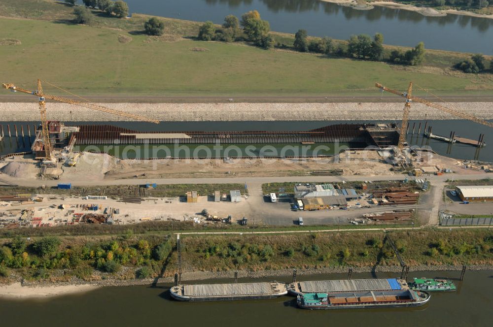 Aerial image Magdeburg - Blick auf die Baustelle der Niedrigwasserschleuse an der Steinkopfinsel im Hafen Magdeburg an der Elbe. Umflossen wird die Steinkopfinsel im Osten von der Elbe und dem Abstiegskanal Rothensee, sowie im Westen vom Zweigkanal Magdeburg. Die Insel ist ca. 2,5 km lang und ca. 0,3 km breit (an der stärksten Stelle). Der Binnenhafen ist in vier Güterumschlagplätze eingeteilt, der Handelshafen, Industriehafen, Kanalhafen und der Hanseshafen. Das Gebiet verteilt sich über die Stadtteile Alte-Neustadt, Industriehafen und Gewerbegebiet Nord. Jedoch hat der Handelshafen für die Schiffahrt heute keine Bedeutung mehr, dieser Bereich wird stetig zum Wissenschaftsstandort umgebaut. Kontakt: Magdeburger Hafen GmbH, Saalestraße 20, 39126 Magdeburg, Tel. +49(0)391 5939-0, Fax +49(0)391 5616648, email: Logistik@magdeburg-hafen.de; Kontakt WSV: Wasserstraßen-Neubauamt Magdeburg, 39106 Magdeburg, Tel. +49(0)391 535-0, email: wna-magdeburg@wsv.bund.de