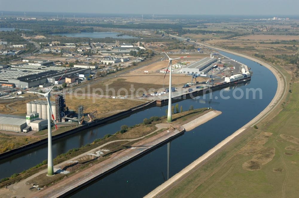 Magdeburg from above - Blick auf die Baustelle der Niedrigwasserschleuse an der Steinkopfinsel im Hafen Magdeburg an der Elbe. Umflossen wird die Steinkopfinsel im Osten von der Elbe und dem Abstiegskanal Rothensee, sowie im Westen vom Zweigkanal Magdeburg. Die Insel ist ca. 2,5 km lang und ca. 0,3 km breit (an der stärksten Stelle). Der Binnenhafen ist in vier Güterumschlagplätze eingeteilt, der Handelshafen, Industriehafen, Kanalhafen und der Hanseshafen. Das Gebiet verteilt sich über die Stadtteile Alte-Neustadt, Industriehafen und Gewerbegebiet Nord. Jedoch hat der Handelshafen für die Schiffahrt heute keine Bedeutung mehr, dieser Bereich wird stetig zum Wissenschaftsstandort umgebaut. Kontakt: Magdeburger Hafen GmbH, Saalestraße 20, 39126 Magdeburg, Tel. +49(0)391 5939-0, Fax +49(0)391 5616648, email: Logistik@magdeburg-hafen.de; Kontakt WSV: Wasserstraßen-Neubauamt Magdeburg, 39106 Magdeburg, Tel. +49(0)391 535-0, email: wna-magdeburg@wsv.bund.de