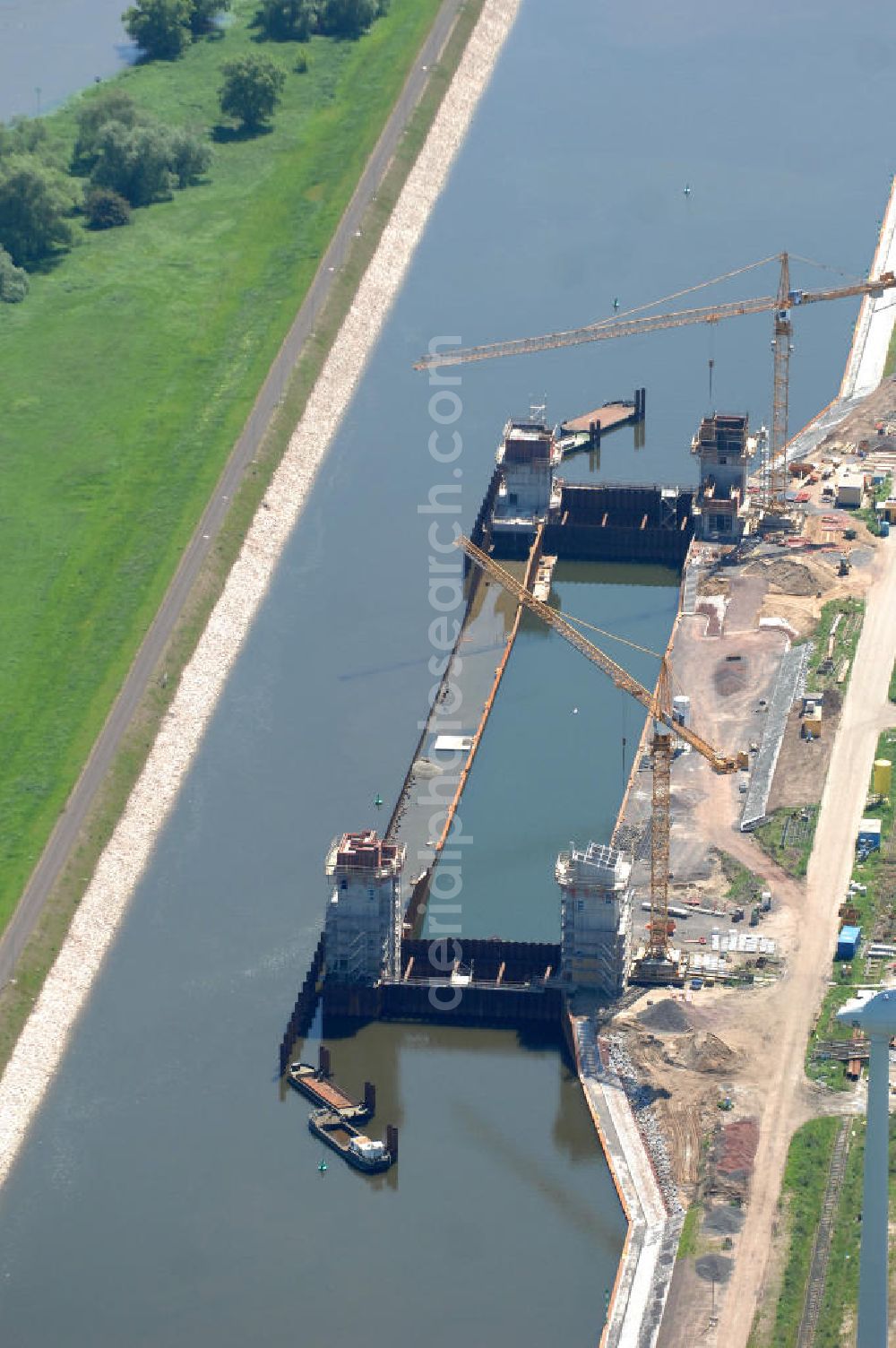 Magdeburg from above - Blick auf die Baustelle der Niedrigwasserschleuse an der Steinkopfinsel im Hafen Magdeburg an der Elbe. View of the construction site of the low-water lock in the port of Magdeburg on the Elbe. WSV / Wasserstraßen-Neubauamt Magdeburg