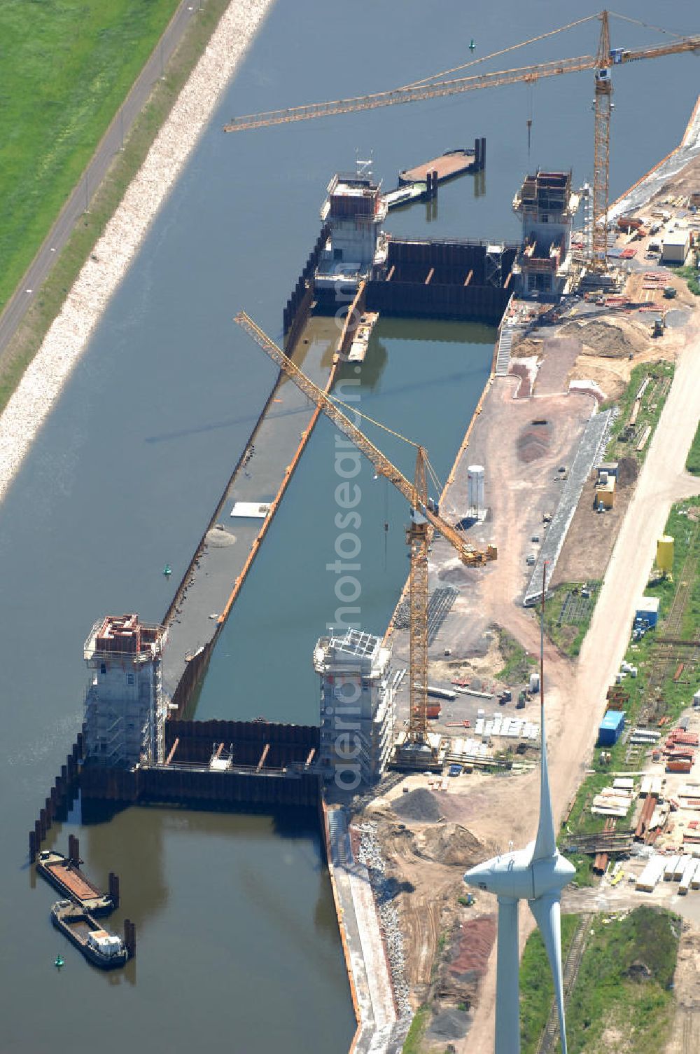 Magdeburg from the bird's eye view: Blick auf die Baustelle der Niedrigwasserschleuse an der Steinkopfinsel im Hafen Magdeburg an der Elbe. View of the construction site of the low-water lock in the port of Magdeburg on the Elbe. WSV / Wasserstraßen-Neubauamt Magdeburg