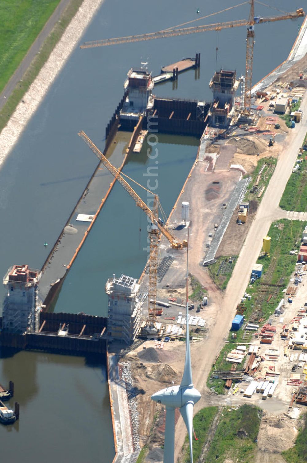 Aerial image Magdeburg - Blick auf die Baustelle der Niedrigwasserschleuse an der Steinkopfinsel im Hafen Magdeburg an der Elbe. View of the construction site of the low-water lock in the port of Magdeburg on the Elbe. WSV / Wasserstraßen-Neubauamt Magdeburg