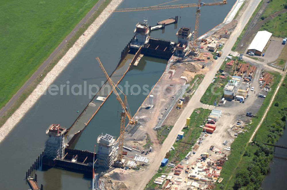 Aerial photograph Magdeburg - Blick auf die Baustelle der Niedrigwasserschleuse an der Steinkopfinsel im Hafen Magdeburg an der Elbe. View of the construction site of the low-water lock in the port of Magdeburg on the Elbe. WSV / Wasserstraßen-Neubauamt Magdeburg