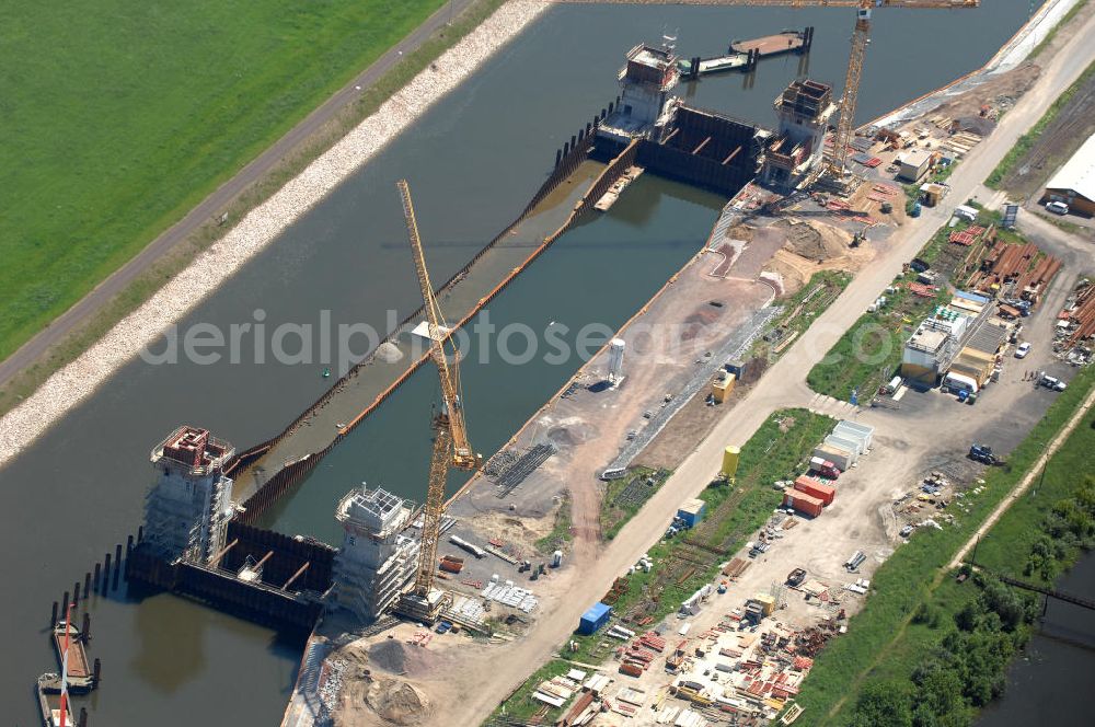 Magdeburg from above - Blick auf die Baustelle der Niedrigwasserschleuse an der Steinkopfinsel im Hafen Magdeburg an der Elbe. View of the construction site of the low-water lock in the port of Magdeburg on the Elbe. WSV / Wasserstraßen-Neubauamt Magdeburg