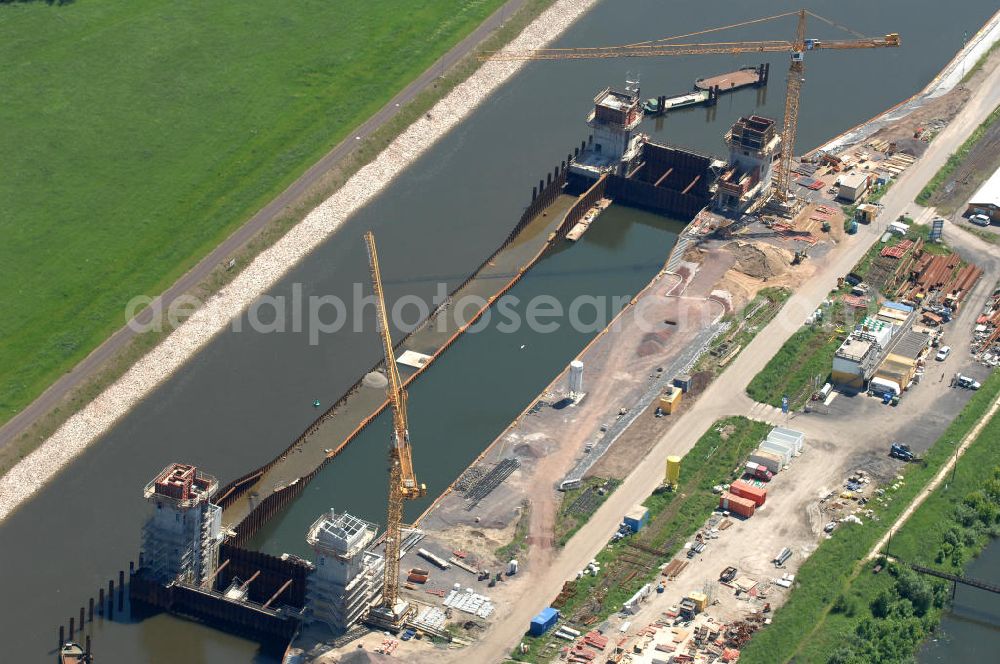 Magdeburg from the bird's eye view: Blick auf die Baustelle der Niedrigwasserschleuse an der Steinkopfinsel im Hafen Magdeburg an der Elbe. View of the construction site of the low-water lock in the port of Magdeburg on the Elbe. WSV / Wasserstraßen-Neubauamt Magdeburg