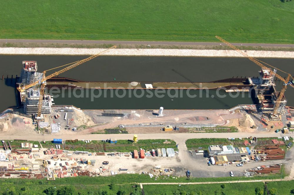 Aerial photograph Magdeburg - Blick auf die Baustelle der Niedrigwasserschleuse an der Steinkopfinsel im Hafen Magdeburg an der Elbe. View of the construction site of the low-water lock in the port of Magdeburg on the Elbe. WSV / Wasserstraßen-Neubauamt Magdeburg