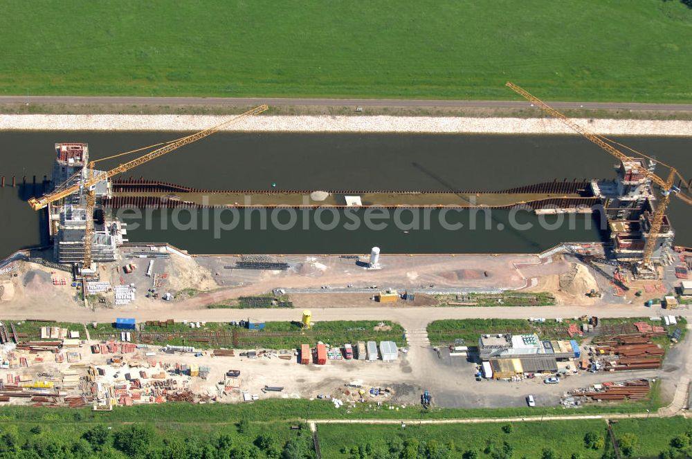 Magdeburg from above - Blick auf die Baustelle der Niedrigwasserschleuse an der Steinkopfinsel im Hafen Magdeburg an der Elbe. View of the construction site of the low-water lock in the port of Magdeburg on the Elbe. WSV / Wasserstraßen-Neubauamt Magdeburg